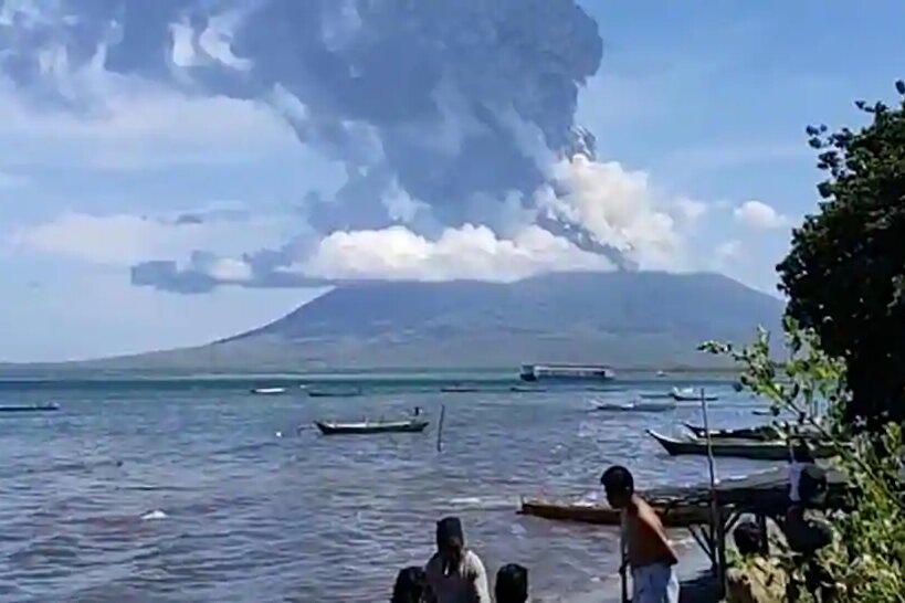 Indonesia: erutta un vulcano, migliaia in fuga