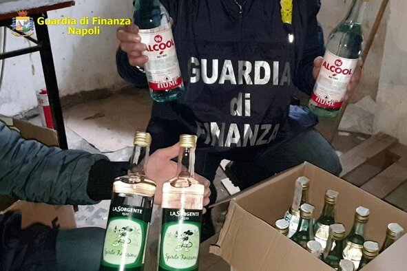 Contraffazione: sequestrati 1400 litri tra champagne ed olio
