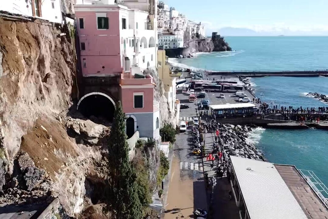 Frana ad Amalfi, costiera tagliata in due