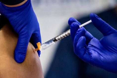Covid: Niente stipendio senza il vaccino, decisione di un giudice